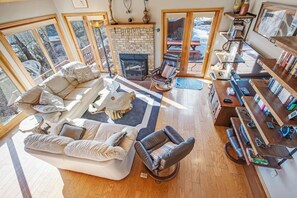 スマートテレビ、暖炉、DVD プレーヤー、テーブルサッカー台