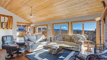 TV connectée, cheminée, lecteur de DVD, baby-foot