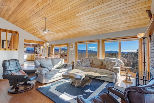 Stargazer Retreat • Hot Tub, Game Room, Creek Walk, Pet-Friendly, 360° Mtn Views