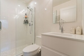 Een douche, een haardroger, handdoeken, zeep