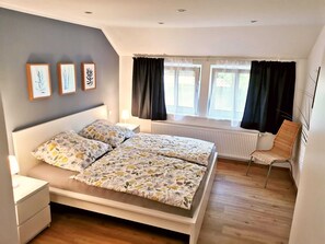 2 makuuhuonetta, silitysrauta/-lauta, ilmainen Wi-Fi, vuodevaatteet