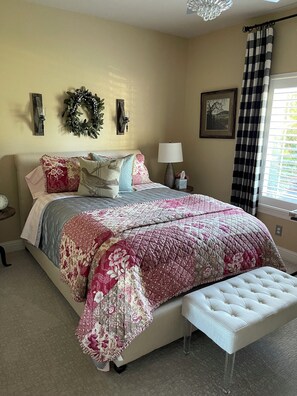 1 bedroom, iron/ironing board, WiFi, bed sheets - Quaintly Queen  in Charming Redding Close to Bethel & Mercy Shasta Hospital (Redding)