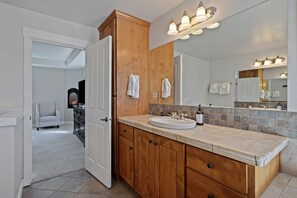 Shower, jetted bath, hair dryer, towels