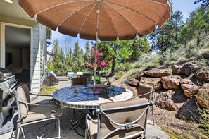 Outdoor dining - Flagline Trail - Walkable NWX & Galveston, A/C, Views, Fireplace, Updated, Bike & Running Trails (Bend)
