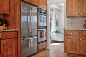 Fridge, microwave, oven, stovetop - Flagline Trail - Walkable NWX & Galveston, A/C, Views, Fireplace, Updated, Bike & Running Trails (Bend)