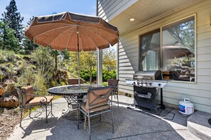 Outdoor dining - Flagline Trail - Walkable NWX & Galveston, A/C, Views, Fireplace, Updated, Bike & Running Trails (Bend)