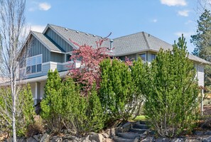 Exterior - Flagline Trail - Walkable NWX & Galveston, A/C, Views, Fireplace, Updated, Bike & Running Trails (Bend)