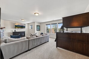 TV, fireplace, video games - Flagline Trail - Walkable NWX & Galveston, A/C, Views, Fireplace, Updated, Bike & Running Trails (Bend)