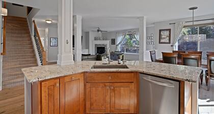 Flagline Trail - Walkable NWX & Galveston, A/C, Views, Fireplace, Updated, Bike & Running Trails