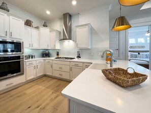 Køleskab, mikrobølgeovn, ovn, kogeplade