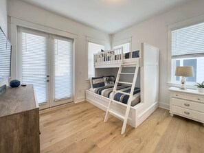 2 dormitoris, planxa i posts de planxar i un bressol de viatge 