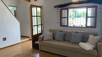 Een televisie, een open haard en een tafeltennistafel