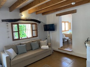 Fernseher, Kamin, Tischtennisplatte