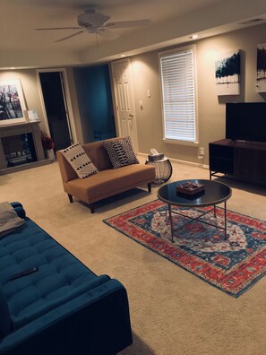 Televisio, takka, työhuone