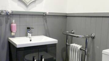 Douche, articles de toilette de luxe, sĂšche-cheveux, serviettes fournies