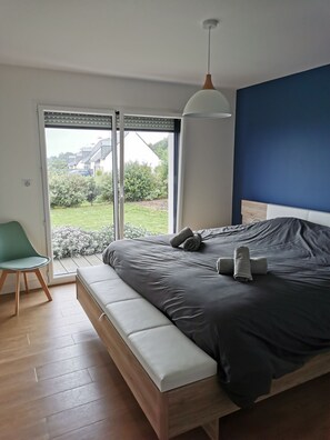 5 bedrooms, iron/ironing board, travel cot, free WiFi - Heated swimming pool, seaside, ocean view, walking distance to beach, Brittany (CLOHARS CARNOET)