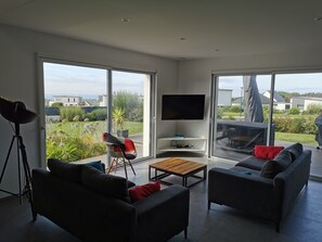 TV, fireplace