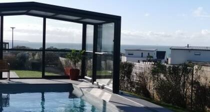 Heated swimming pool, seaside, ocean view, walking distance to beach, Brittany