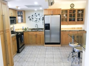 Geladeira, micro-ondas, fogão, cooktop