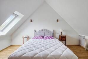3 bedrooms, desk, iron/ironing board
