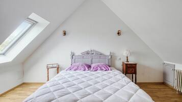 3 slaapkamers, een bureau, een strijkplank/strijkijzer, reisbedje