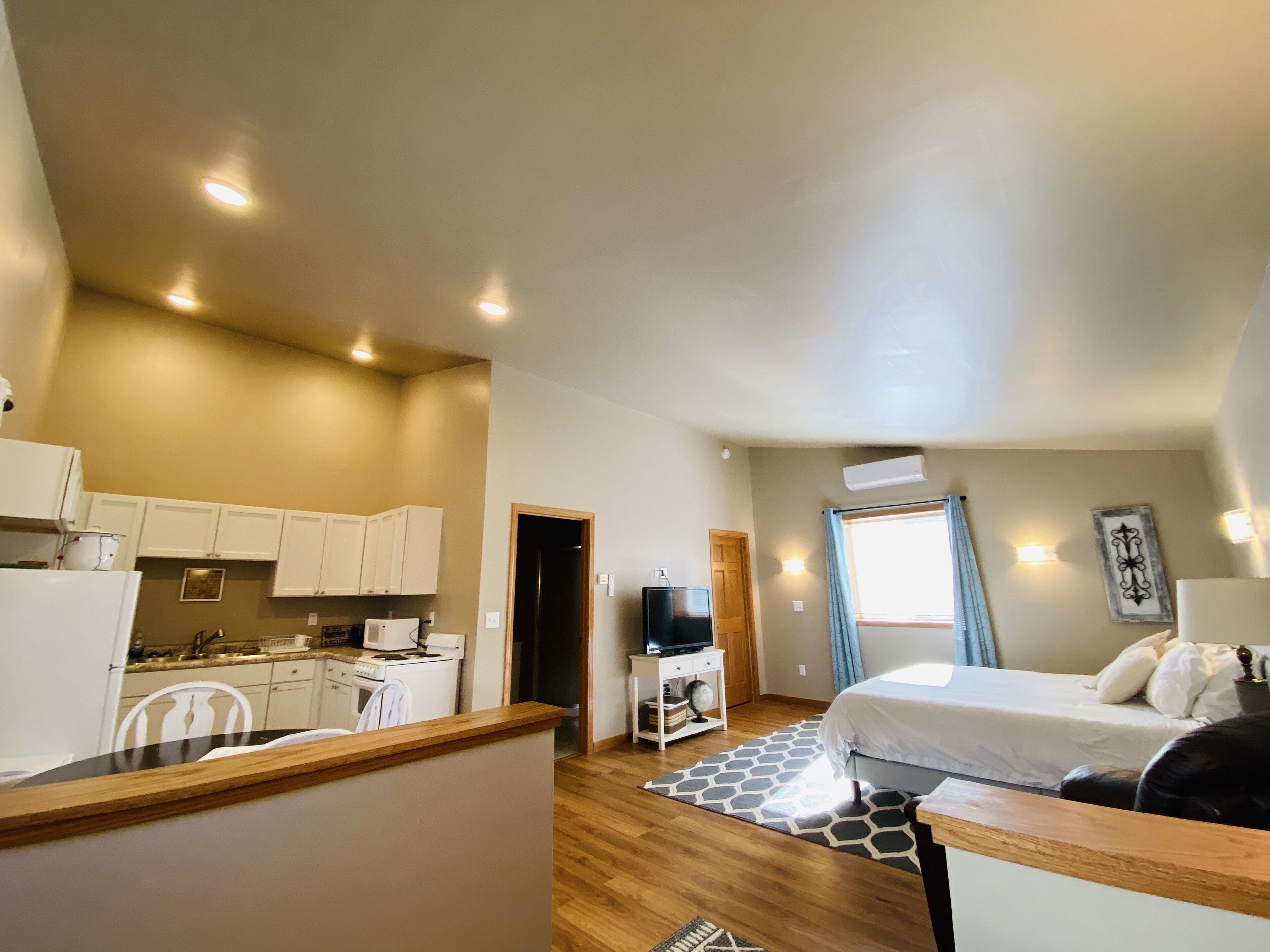 A Taste of Ely studio apartment, king bed