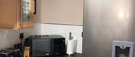 Quarto | Cozinha privada | Geladeira, micro-ondas, cooktop, lava-louças