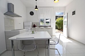 Comfort Apartment | Private kitchen | Fridge, oven, toaster, cookware/dishes/utensils
