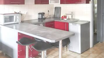 Réfrigérateur, micro-ondes, four, plaque de cuisson