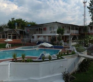 2 piscinas al aire libre (de 09:00 a 19:30), sombrillas, tumbonas