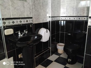 Habitación con 2 camas individuales, 2 camas individuales | Baño | Ducha, cabezal de ducha tipo lluvia y toallas
