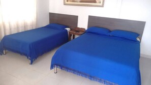 Habitación triple | Espacio para trabajar con un portátil y cortinas opacas