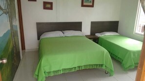 Habitación triple | Espacio para trabajar con un portátil y cortinas opacas