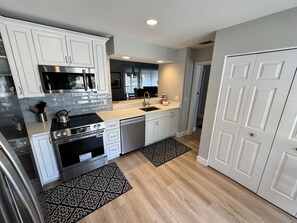 Fridge, microwave, oven, stovetop - Completely Updated Luxury Villa in Sea Pines - Beautiful Lagoon View. (Hilton Head Island)