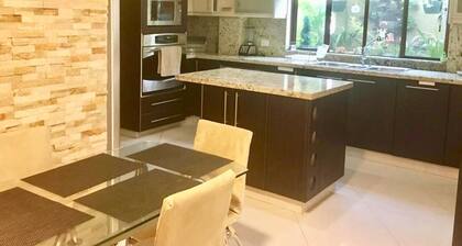 Ylellinen talo 10 minuutin päässä lentokentältä