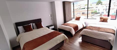 Decoración personalizada, escritorio y espacio para trabajar con laptop