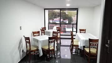 包含每日当地美食早餐