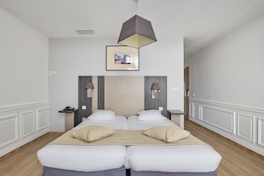 Bügeleisen/Bügelbrett, Reisekinderbett, kostenloses WLAN, Bettwäsche