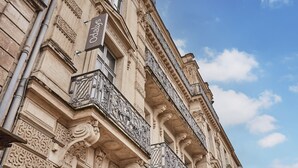 A historic building with ornate architectural details, including decorative balconies and intricate stonework. - Wi-Fi + Climatisation ! Studio spacieux au Centre (Montpellier)