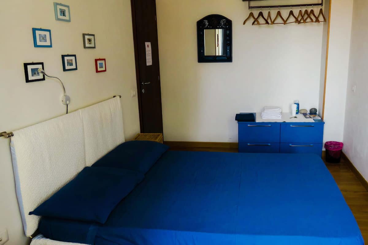 Camera doppia, 1 letto matrimoniale, bagno condiviso | 1 camera, una scrivania, postazione laptop, Wi-Fi gratuito