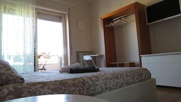 Habitación Confort doble, baño privado | 1 dormitorio, escritorio, espacio para trabajar con un portátil