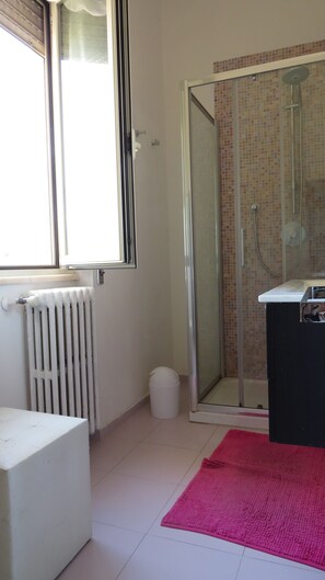 Quarto casal conforto, banheiro privativo | Banheiro | Chuveiro, chuveiro com efeito de chuva, bidê, toalhas de banho