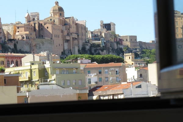 Escritorio, espacio para trabajar con laptop y wifi gratis