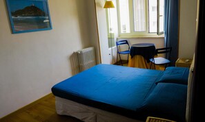 Double Room, 1 Double Bed, Shared Bathroom | Desk, laptop workspace, free WiFi, bed sheets - Luna Rossa (Cagliari)