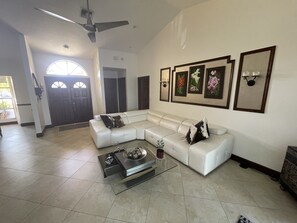 Téléviseur connecté, livres, écran d’ordinateur