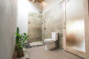 Basic Double or Twin Room | Bathroom | Shower, free toiletries, hair dryer, towels - Devan Guest House Canggu (Canggu)