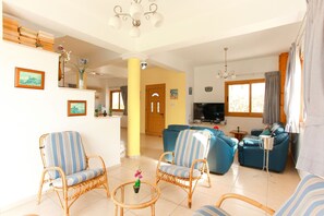 Een televisie, een dvd-speler, boeken en een stereo