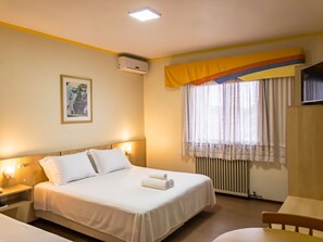 Minibar, escritorio, sistema de insonorización y wifi gratis