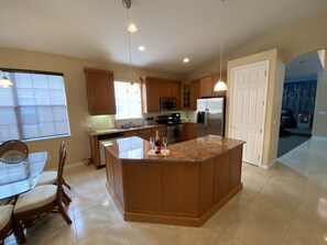 ميكروويف، غسالة أطباق، ماكينة لصنع القهوة/الشاي