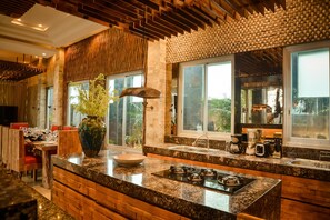 Réfrigérateur, micro-ondes, bouilloire électrique, grille-pain